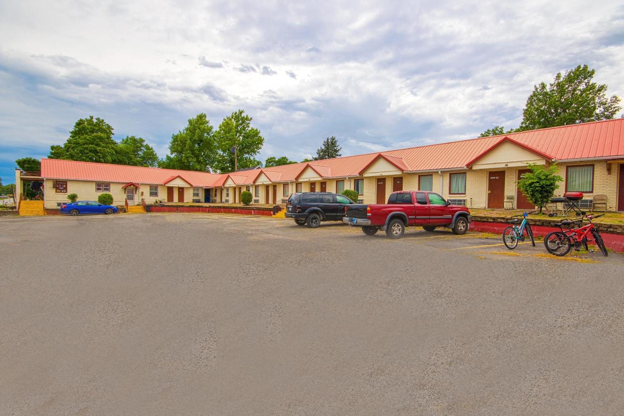 Sunflower Motel Hiawatha By Oyo Exteriér fotografie