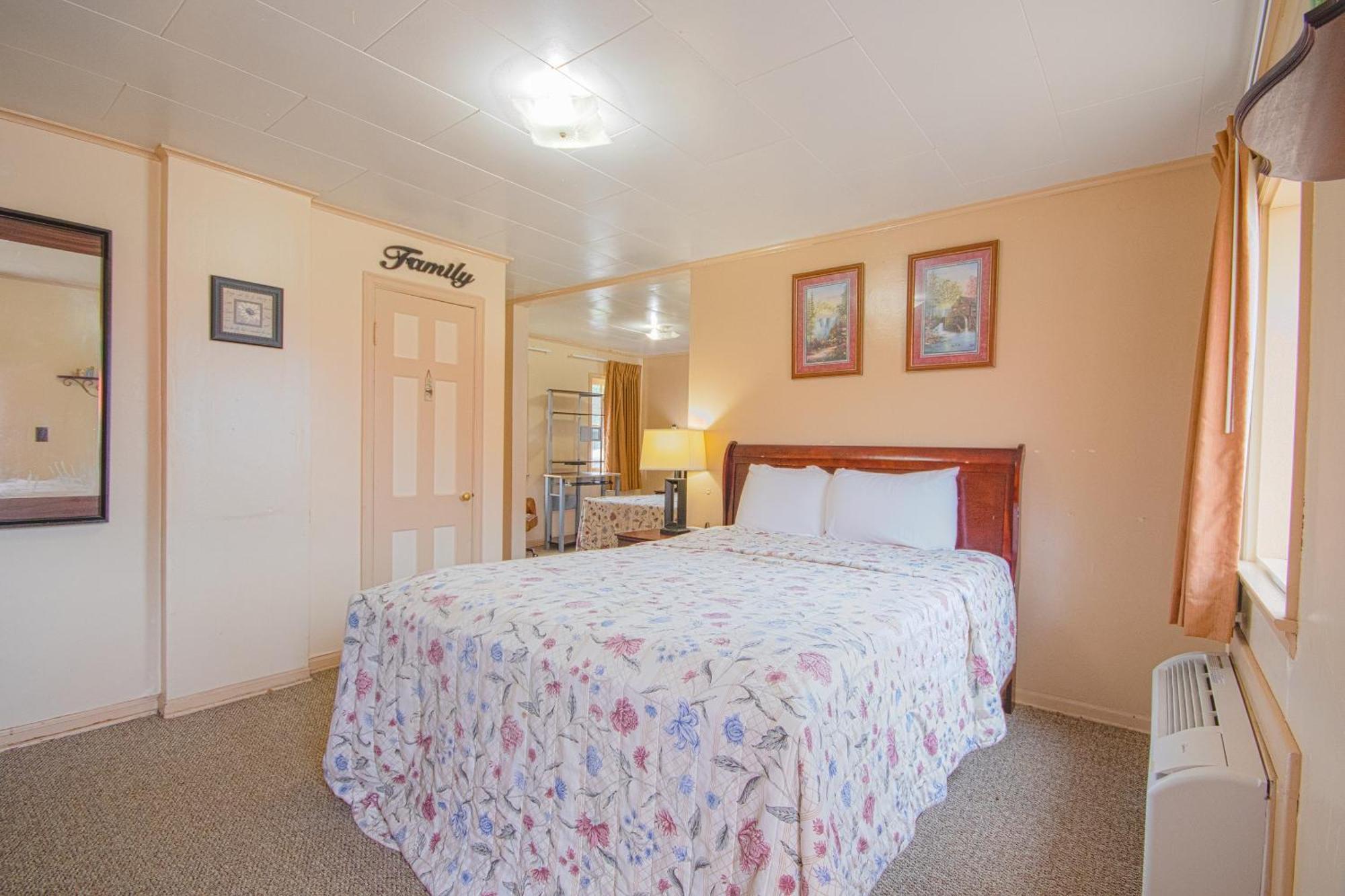 Sunflower Motel Hiawatha By Oyo Exteriér fotografie