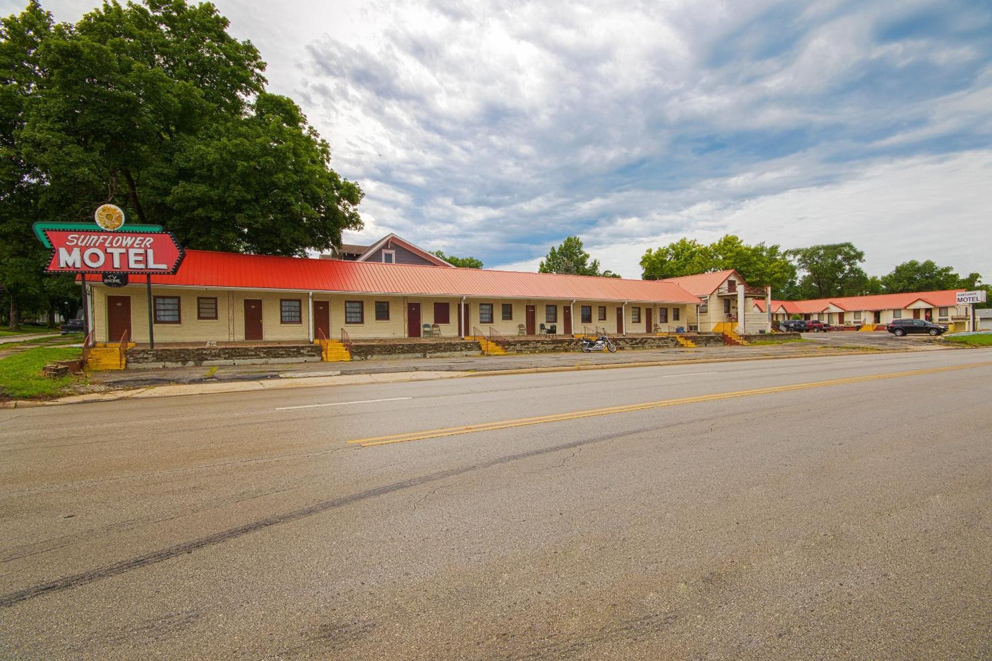 Sunflower Motel Hiawatha By Oyo Exteriér fotografie